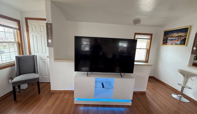 Spacious 3-bedroom apartment in marvelous Queens with WiFi, AC near JFK airport.