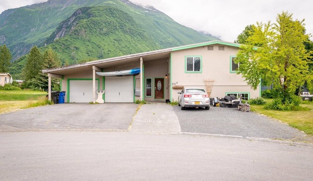 Spacious 3-bedroom apartment in the heart of Valdez with WiFi