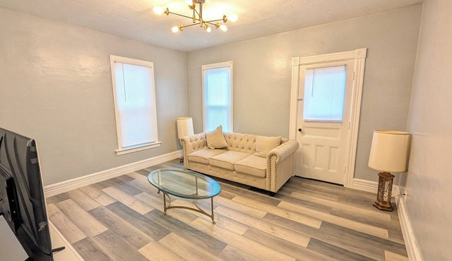 Spacious 3-bedroom apartment with WiFi, AC in enchanting Utica