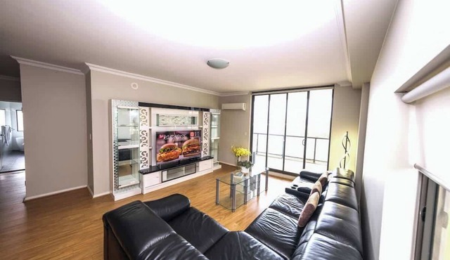 Spacious 3 bedroom apt lift access near Parramatta