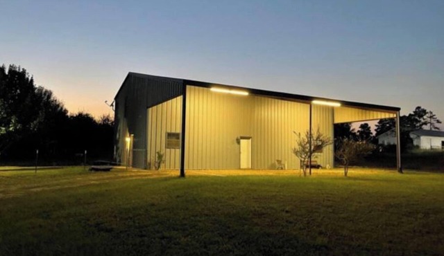 Spacious 3 bedroom barndominium at the Speedwaynn