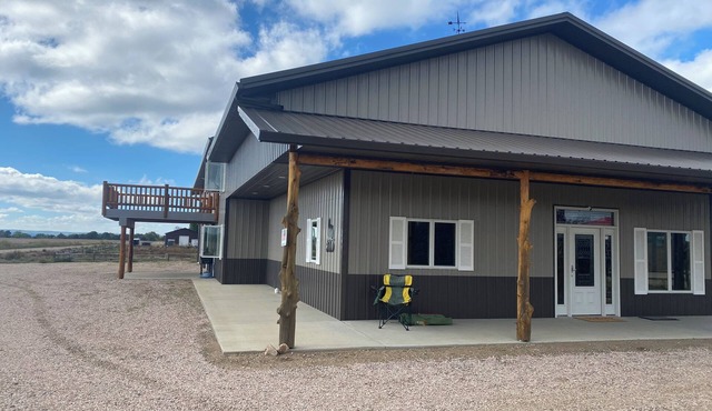 Spacious 3-bedroom building in Cow creek SD close to Outpost Lodge with AC