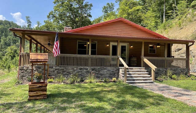 Spacious 3 bedroom cabin with hot tub