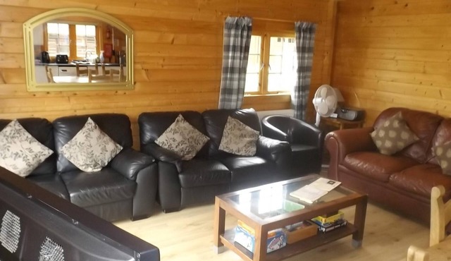 Spacious 3 bedroom cabin at Avonvale Holiday Lodge