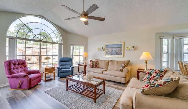Spacious 3-bedroom condo with pool and fitness room near to Disney for 8 People