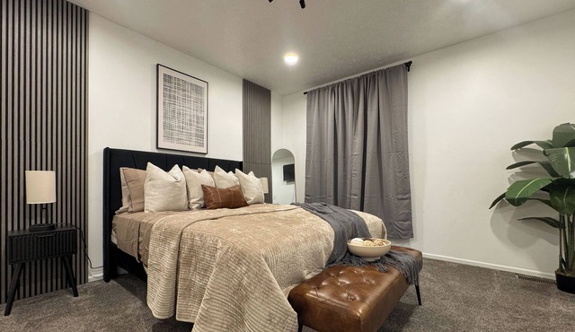 Spacious 3-bedroom condo Luxury Comfort Near Airport & Polaris