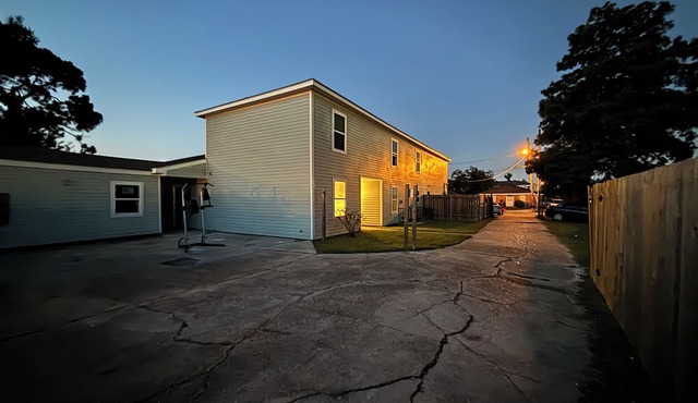 Spacious 3-bedroom corporate apartment with WiFi, AC in lovely Kenner
