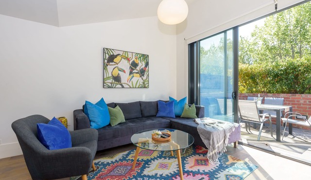 Spacious 3-bedroom deluxe Carlton townhouse. Free Parking. Pet Friendly.