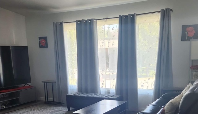 Spacious 3-bedroom Duplex, sleeps 6, heated garage and close to shopping. nn