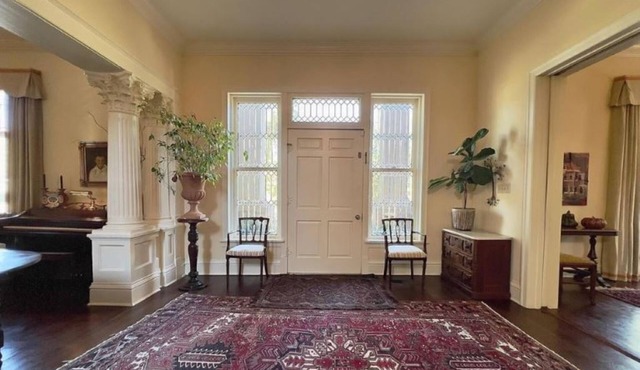 Spacious 3-bedroom estate in charming Indianola with AC, WiFi