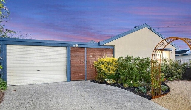 Spacious 3 bedroom family holiday house (sleeps 8)