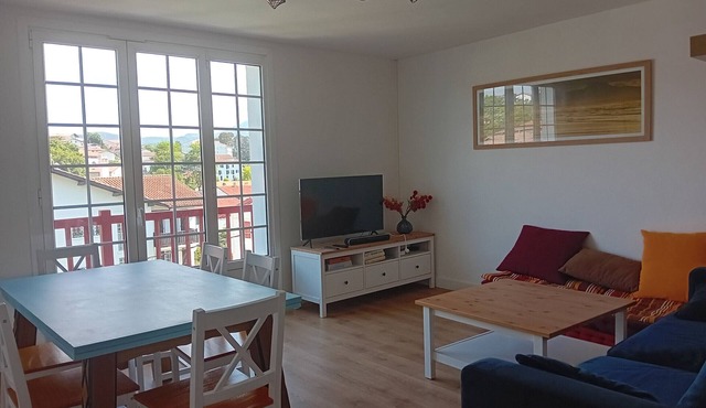 Spacious 3-Bedroom Flat, Quiet Area, Modern Amenities, Free Parking, Near Beach - Hendaye
