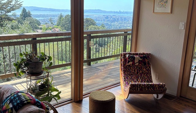 Spacious 3-bedroom forest retreat with AC in the Oakland Hills