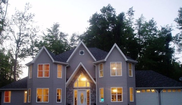 Spacious 3 Bedroom French Manor Minutes from Khalahari & Pocono Raceway & More