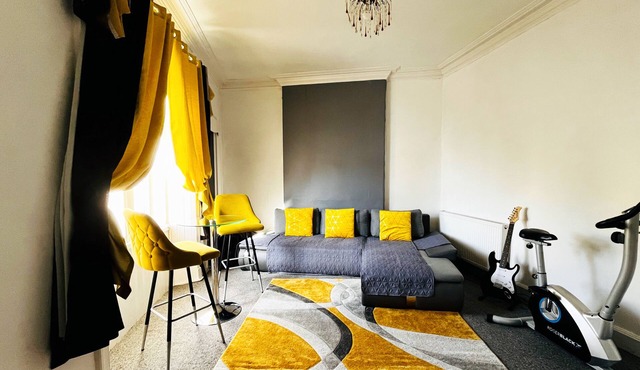 Spacious 3 Bedrooms Entire Apartment - Self Check in/out - Perfect for 8 Guests