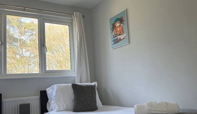 Spacious 3 bedroom House, Close to Gatwick