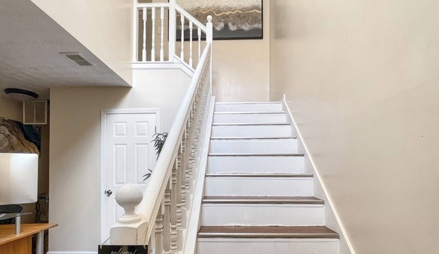 Spacious 3 bedroom Getaway: Perfect for families: 10 mins away from Airport
