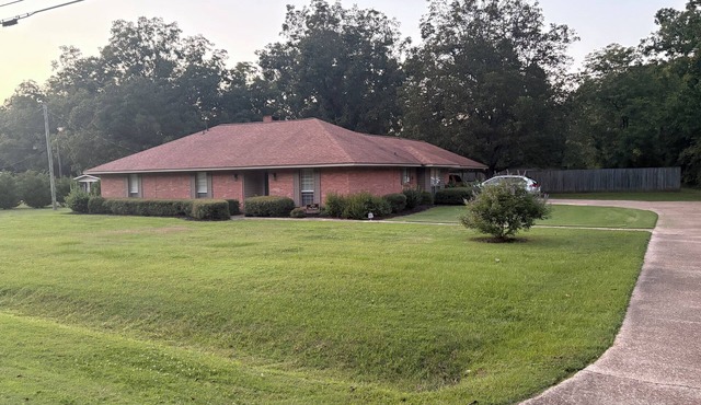 Spacious 3-bedroom house with central heat and air in Starkville