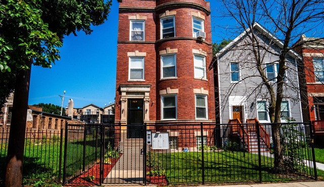 Spacious 3-Bedroom Haven Near Chicago's Top Attractions