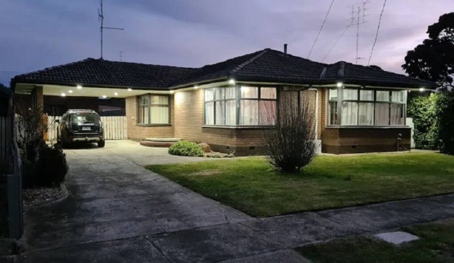 Spacious 3 Bedroom home near Sporting Facilities, Lake, Shops & Grammar