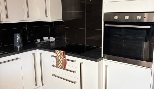 Spacious 3 bedroom house/Free parking/10 mins from train station