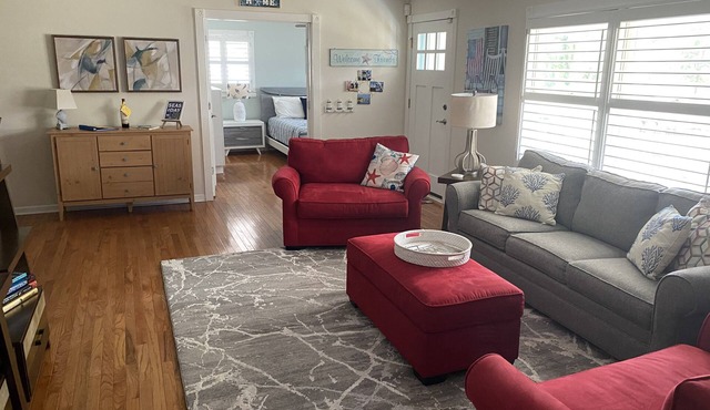 Spacious 3 bedroom House with screen porch .6 mile from downtown Southport, NC