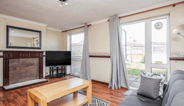 Spacious 3 Bedroom Home With Wifi, Parking & Garden