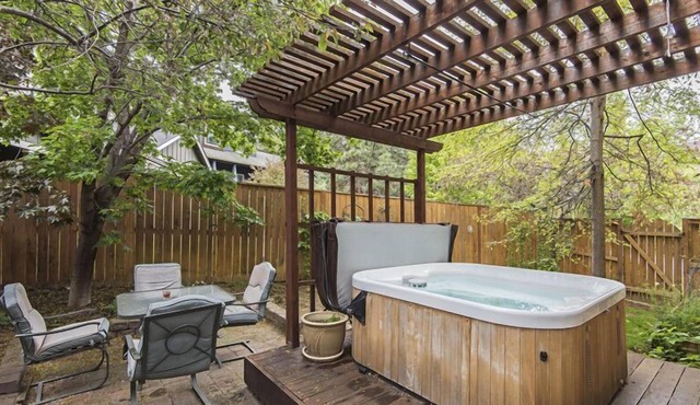 Spacious 3 Bedroom Home in Desirable Bend Neighborhood. Close to Phil's Trail