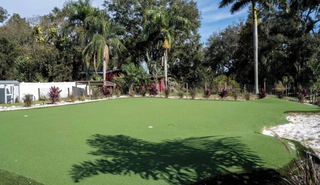 Spacious 3-bedroom house in tranquil Palmetto with AC and gym
