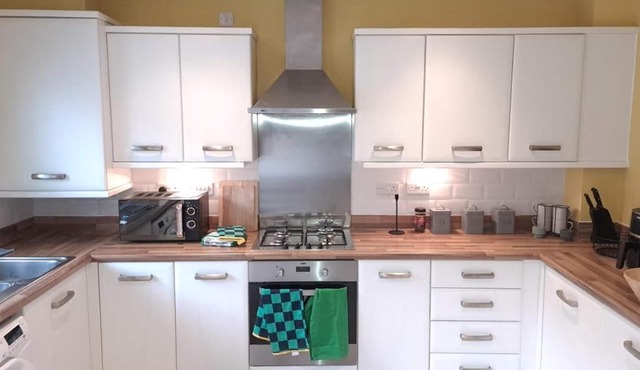 Spacious 3-bedroom house -WIFI & private parking for 2 cars in charming Salford