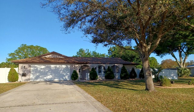 Spacious 3-bedroom house with HOT TUB and MOVIE THEATRE 8 minutes from RACEWAY