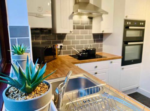 Spacious 3 Bedroom House with Parking in Taunton