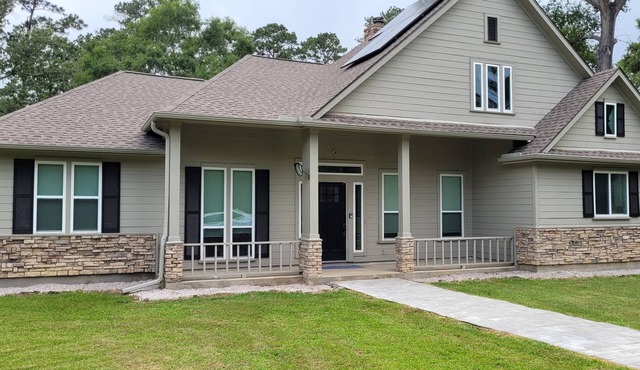 Spacious 3-bedroom house in adorable Dayton with lots of outdoor space.