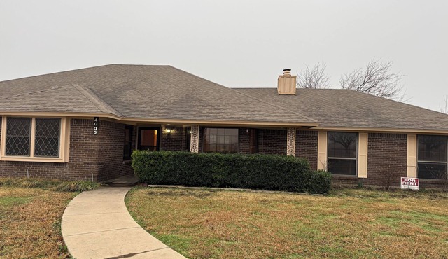 Spacious 3-bedroom house located on quiet 10-acres in north Cleburne near Joshua