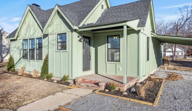 Spacious 3-bedroom house close to Mid-America Industrial Park