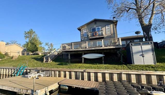 Spacious 3-bedroom Lake House property minutes away from Omaha