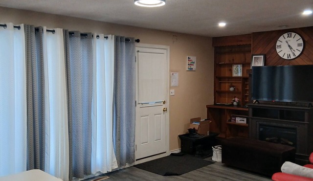 SPACIOUS 3 BEDROOM MAINFLOOR HOUSE IN CALGARY, 10MINS TO DOWNTOWN OR AIRPORT.