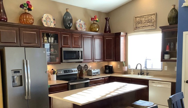 Spacious 3 bedroom near freeway & hiking trails
