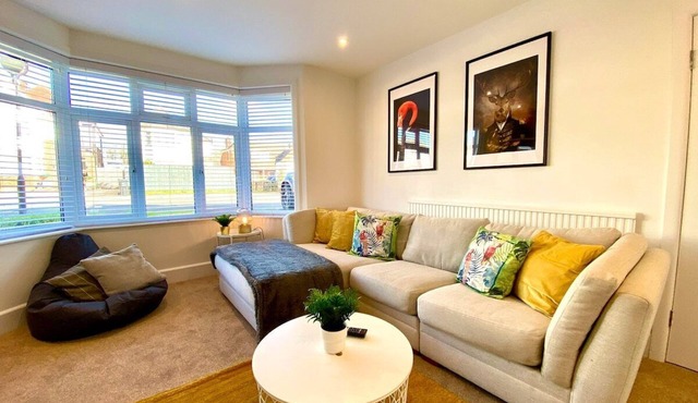 Spacious 3 Bedroom Poole House