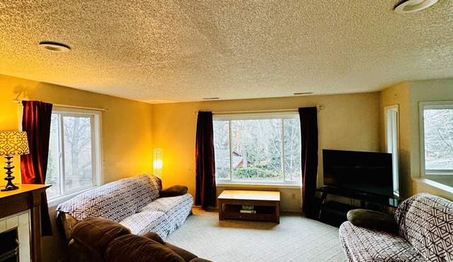 Spacious 3-bedroom residential house in quite area of Pullman