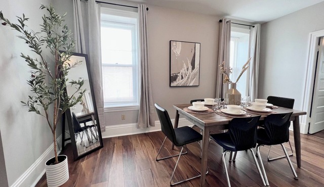 Spacious 3 Bedroom Sleeps 5 - Walk to Botanical Garden - Long Term Pet Friendly