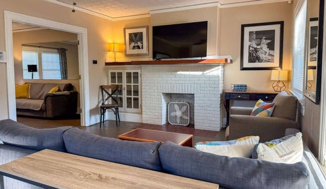 Spacious 3 Bedroom, Sleeps 12 w/7 Beds + Parking