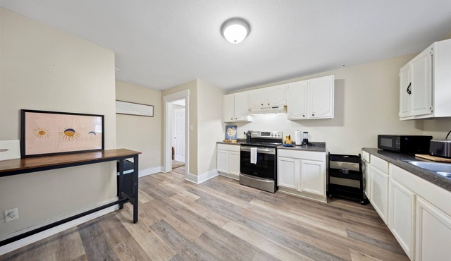 Spacious, 3-Bedroom Top-Floor Unit with Laundry Ashland KY-Near UK/KDMC Hospital