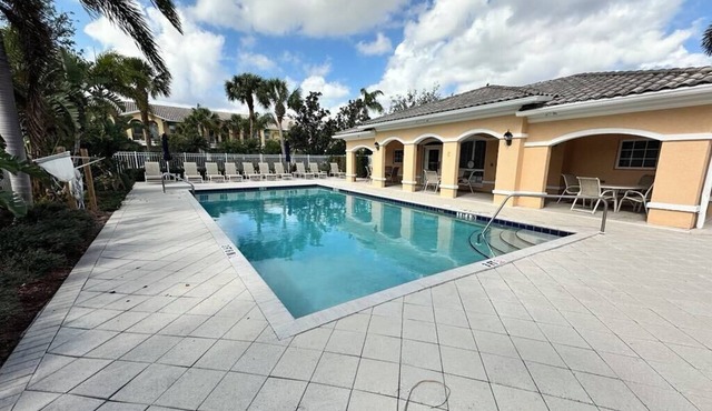 Spacious 3-bedroom townhome in lovely Sarasota