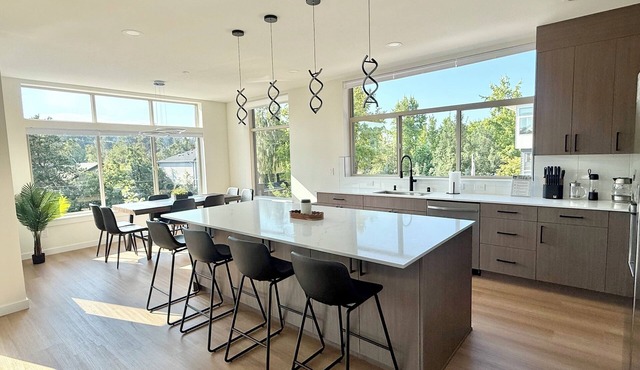 Spacious 3-bedroom townhome near stadium, downtown and SeaTac