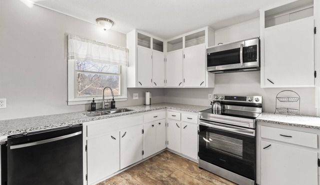 Spacious 3 bedroom home in Baldwin City, great for families & friends!