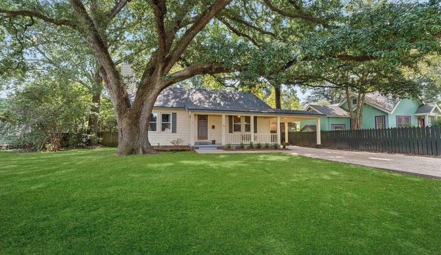 Spacious 3 bedroom home 2 blocks to LSU Lakes.