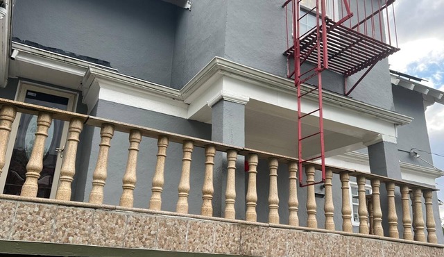 Spacious 3 bedroom 2 bathroom apartment, walk to beach, train, near JFK