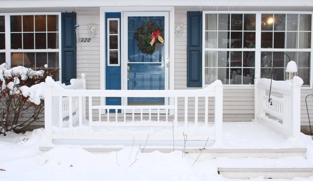 Spacious 3 bedroom home w/fireplace, super close to Burt Lake!