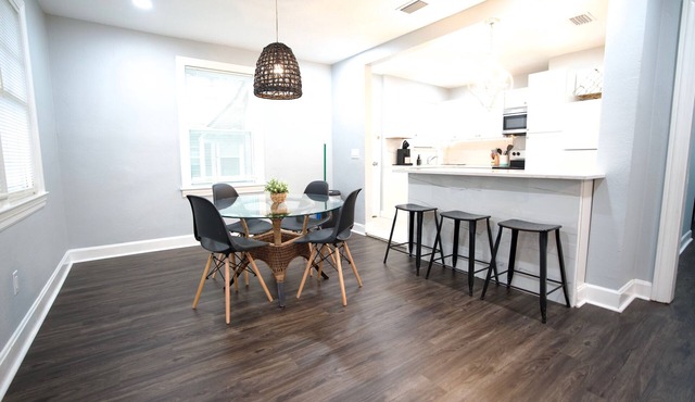Spacious 3 Bedroom Home w/Screened In Outdoor Patio